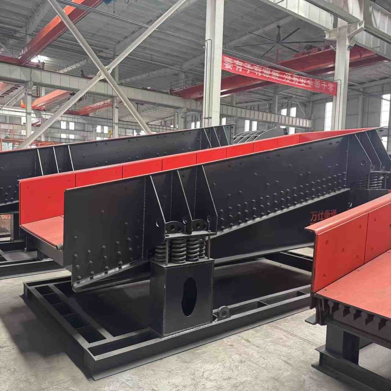 Vibrating Feeder Mining Stone Ore Feeding Machine Heavy Duty Electromagnetic Vibrating Feeder For Crushing Screening Production Line